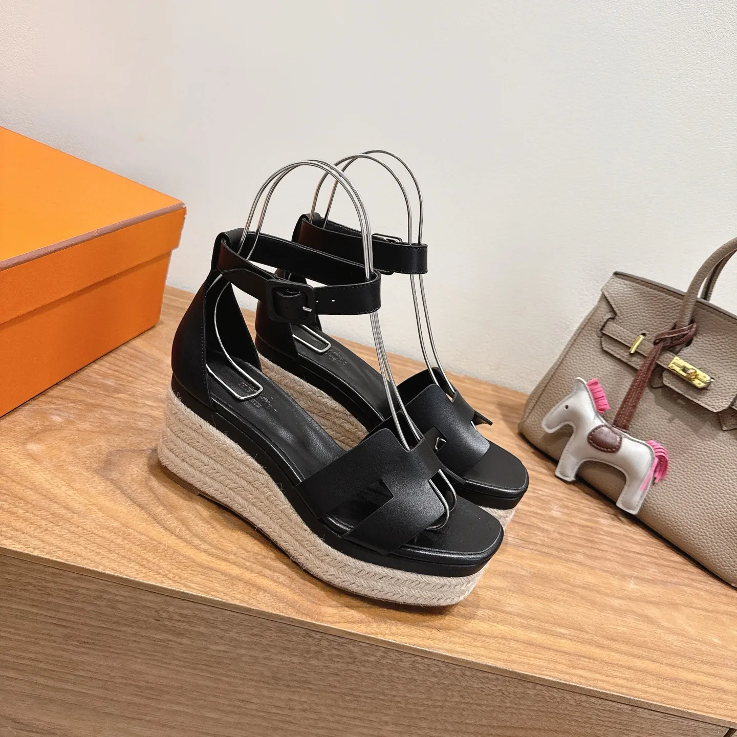 👟👟Ex-factory price 720👟👟 Hermes... a Eclair 2025 new color + popular series, the version is super positive, with a certain thickness, which makes the legs longer! Breathable, comfortable calfskin, spring and summer color matching, this item is both beautiful and comfortable! Channel supply code size: 35-39 can be ordered as 40.41 with airplane box ➕20